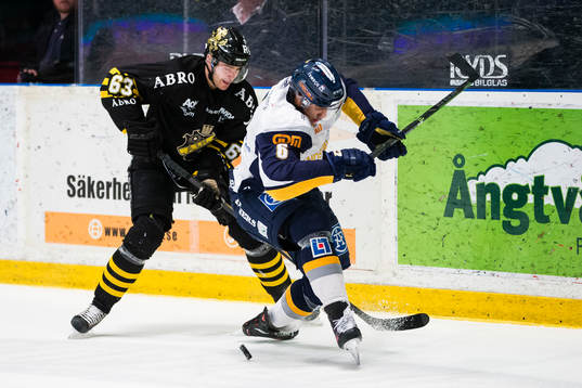 s Joakim Hagelin i kamp om pucken med Sundsvalls Sebastian