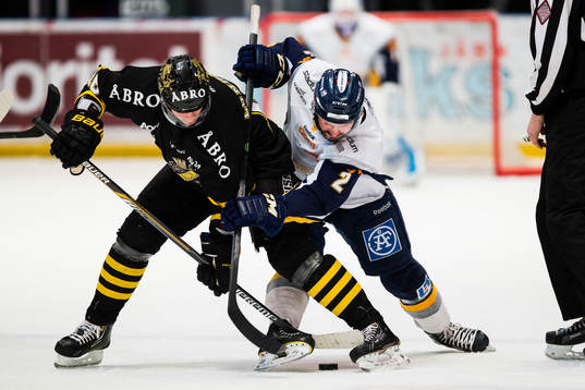 s Emil Lundberg och Sundsvalls Joakim Mattsson tekar