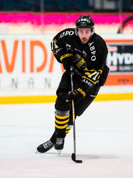 s Daniel Olsson Trkulja med pucken
