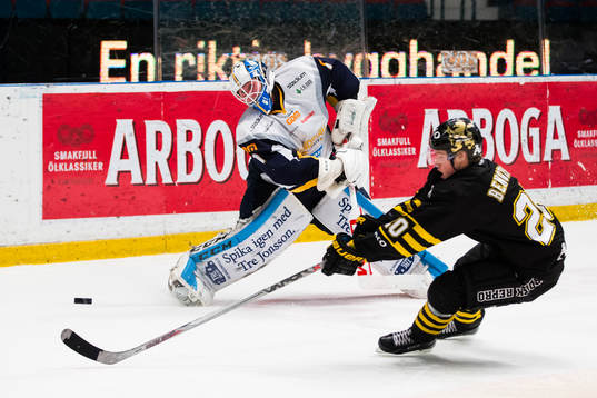 Sundsvalls målvakt Magnus Åkerlund rensar undan pucken
