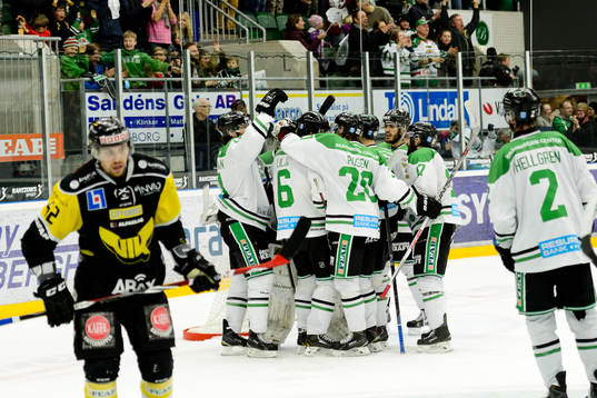 Rögle firar vinsten och Västerås Robin Jacobsson deppar