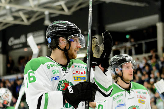 Rögles Christopher Liljewall tackar sina supporters