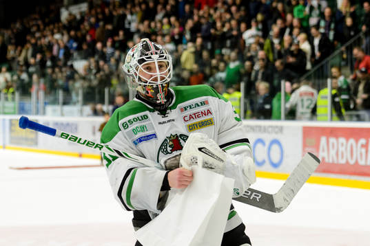 Rögles målvakt Lars Volden åker av isen