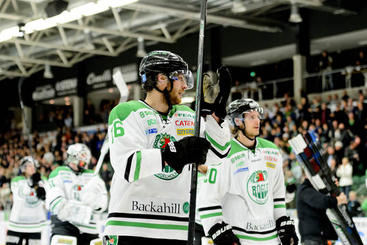 Rögles Christopher Liljewall tackar sina supporters