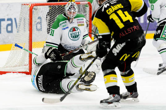 Rögles Andreas Lilja täcker skott framför målvakt Lars