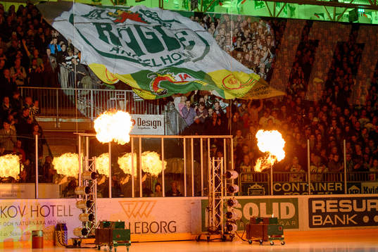 en banderoll med Rögles klubbmärke rullas ut vid introt