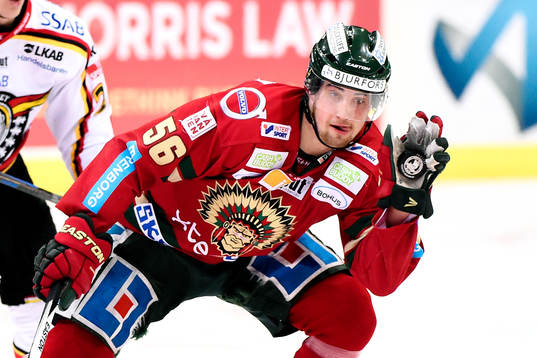 Frölundas Erik Gustafsson plockar ner pucken med handsken