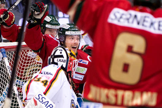 Frölundas Mats Rosseli Olsen firar