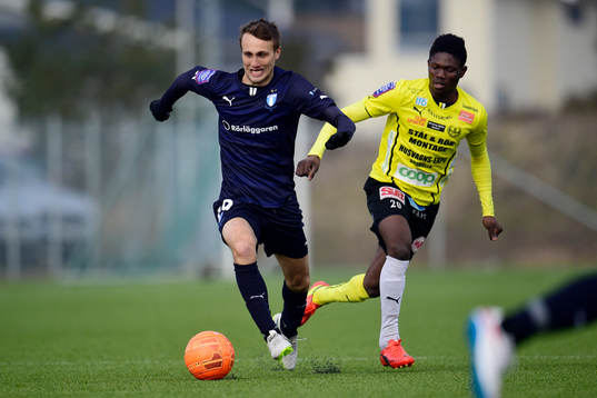 Malmö FFs Magnus Wolff Eikrem och Mjällbys Kwame Bonsu