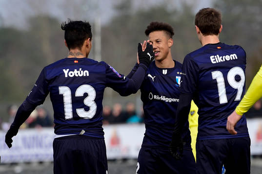 Malmö FFs Victor Yoshimar Yotun Flores och Tobias Sana och