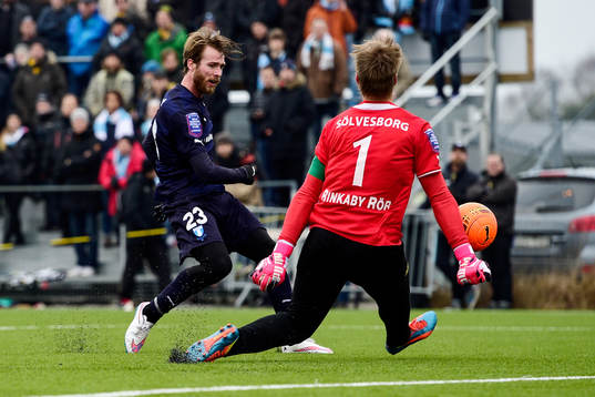 Malmö FFs Jo Inge Berget och Mjällbys målvakt Mattias