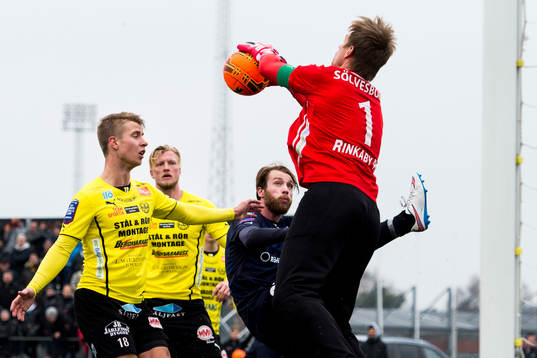 Mjällbys målvakt Mattias Asper plockar bollen framför