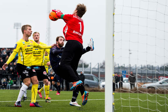 Mjällbys målvakt Mattias Asper plockar bollen framför