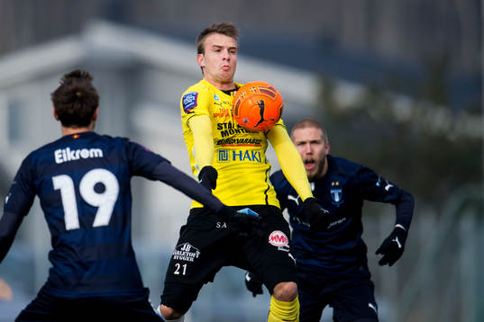 Mjällbys Simon Nilsson plockar ner bollen på bröstet