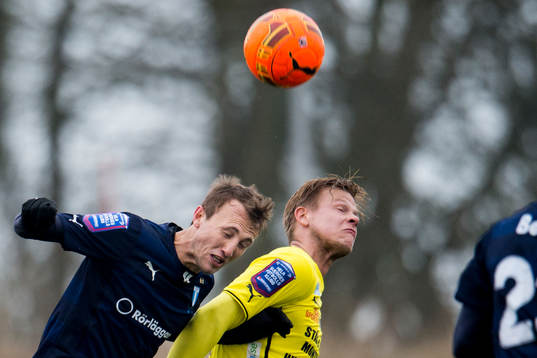 Malmö FFs Magnus Wolff Eikrem i nickduell med Mjällbys