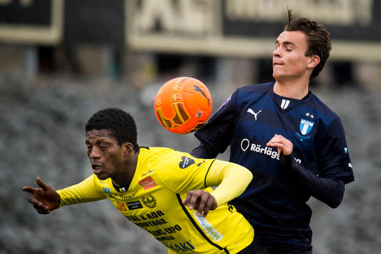 Malmö FFs Andreas Vindheim och Mjällbys Benjamin Fadi