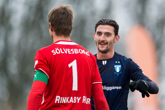 Malmö FFs Agon Mehmeti och Mjällbys målvakt Mattias Asper