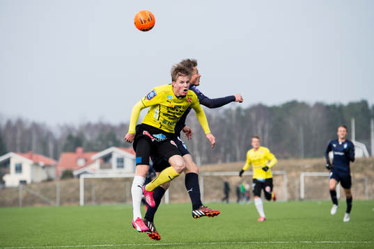Mjällbys Eric Björkander i nickduell med Malmö FFs
