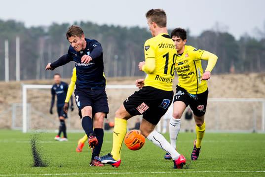 Malmö FFs Markus Rosenberg skjuter och Mjällbys Hampus