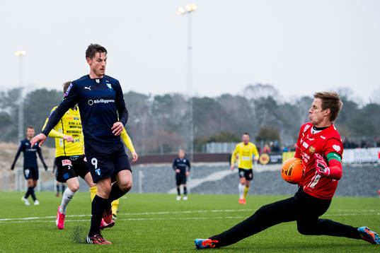 Malmö FFs Markus Rosenberg med en målchans mot Mjällbys