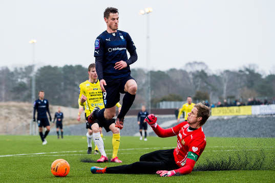 Malmö FFs Markus Rosenberg med en målchans mot Mjällbys