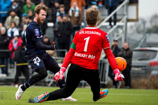 Malmö FFs Jo Inge Berget skjuter mot Mjällbys målvakt
