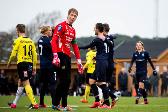 Mjällbys målvakt Mattias Asper deppar när Malmö FFs