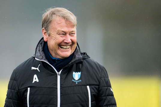 Malmö FFs tränare Åge Hareide skrattar