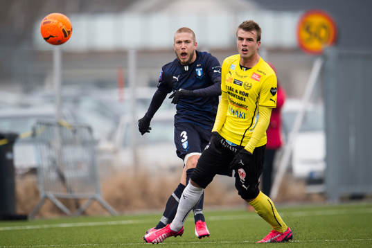 Malmö FFs Anton Tinnerholm och Mjällbys Simon Nilsson