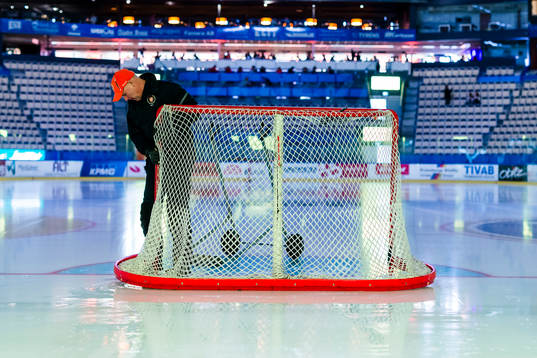 Vaktmästare ställer målbur på plats
