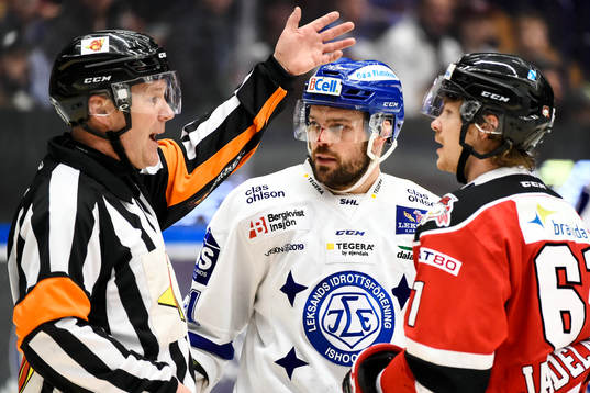 Domaren tar ett snack med Leksands Kevin Kapstad och Malmö