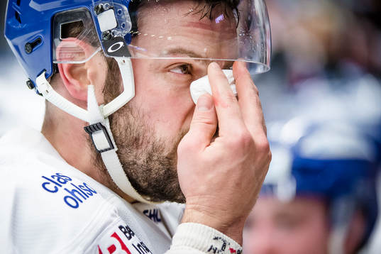Leksands Kevin Kapstad blöder