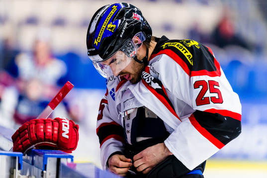 Örebros Martin Johansson knyter byxorna