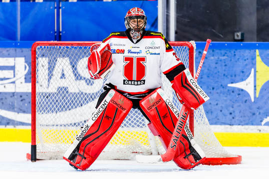 Örebros målvakt Julius Hudacek värmer upp