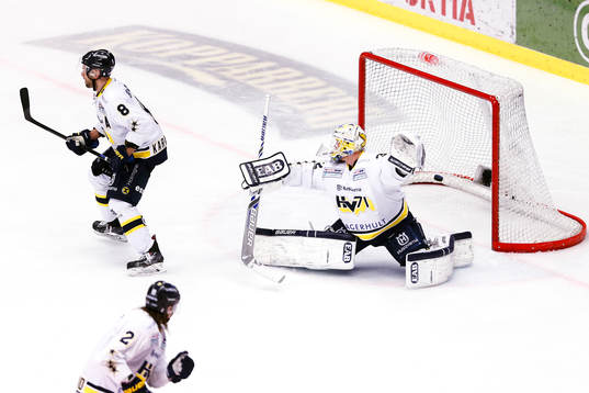 s målvakt Gustaf Wesslau släpper in 1-0