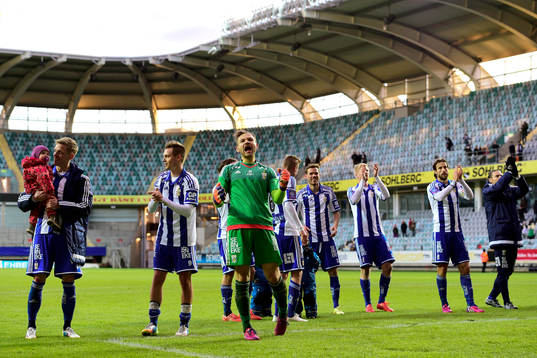 IFK Göteborgs målvakt John Alvbåge jublar