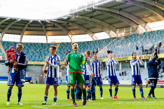 IFK Göteborgs målvakt John Alvbåge jublar