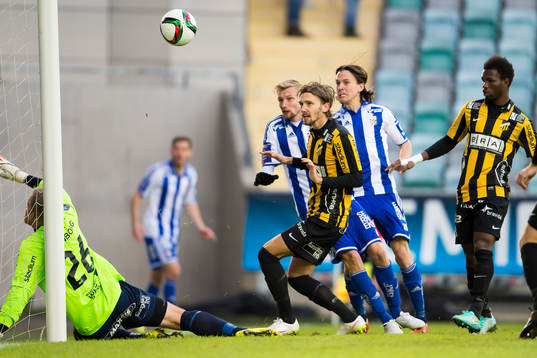 Häckens målvakt Peter Abrahamsson räddar en boll