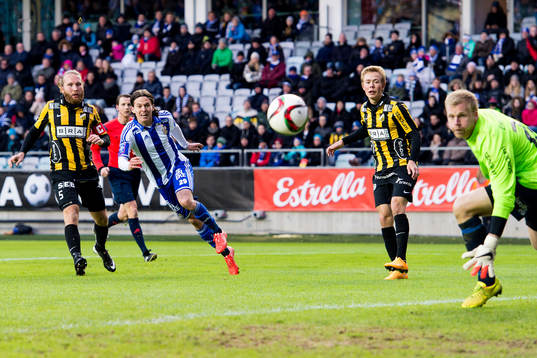 IFK Göteborgs Lasse Vibe testar skott på Häckens