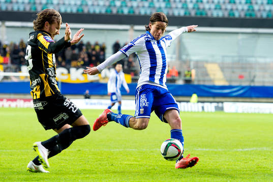 IFK Göteborgs Lasse Vibe och Häckens Simon Sandberg