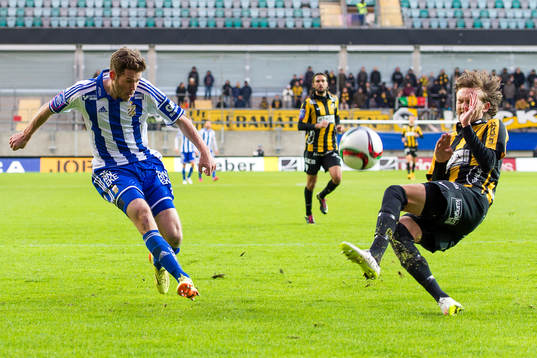 IFK Göteborgs Emil Salomonsson testar skott framför