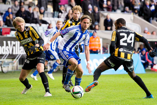 IFK Göteborgs Tom Pettersson går förbi Häckens Joakim