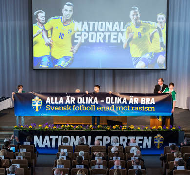 Pojkar håller upp en banderoll för temat "Alla är olika