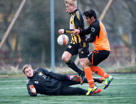 IFK Hässleholms målvakt Alexander Nilsson räddar