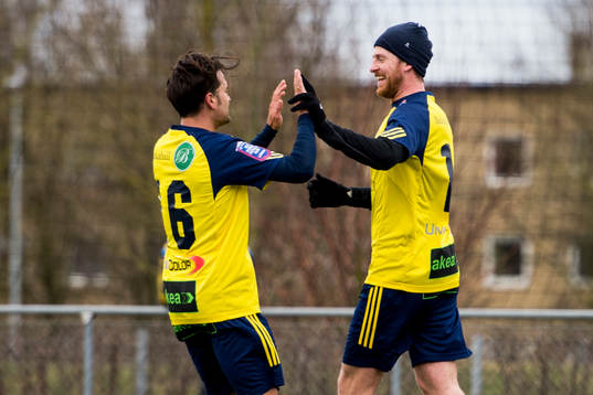 Ängelholms Björn Westerblad (h) jublar ihop med Patrik