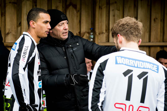 Landskronas Samuel Aziz får instruktioner av tränare
