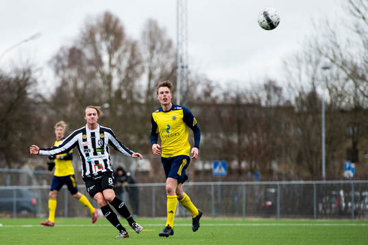 Landskronas Måns Ekvall testar långskott