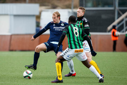 Utsiktens Joakim Edström i kamp om bollen med Gais Reuben