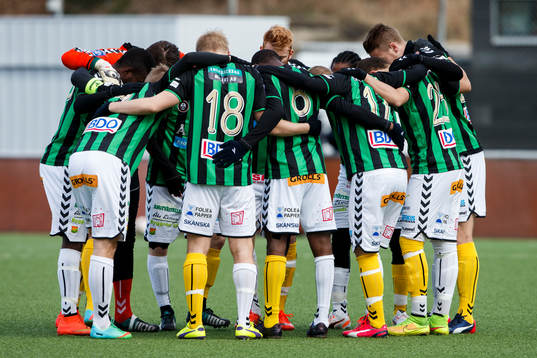 Gais spelar i olika strumpor för att uppmärksamma World