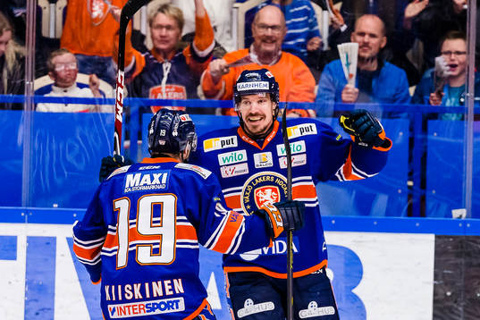 Växjös Teemu Laakso firas av Tuomas Kiiskinen